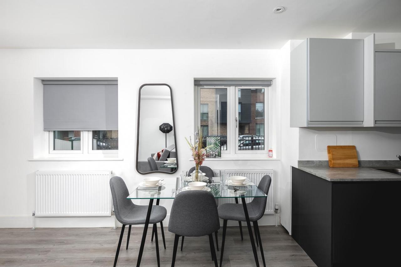 Skyvillion - London Enfield Chase Apartments With Parking & Wifi Экстерьер фото